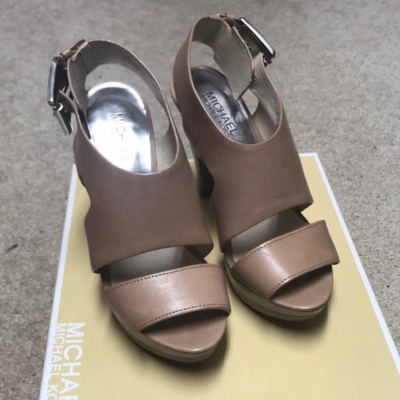 MICHAEL Michael Kors Carla Platform - Picture 1 of 16
